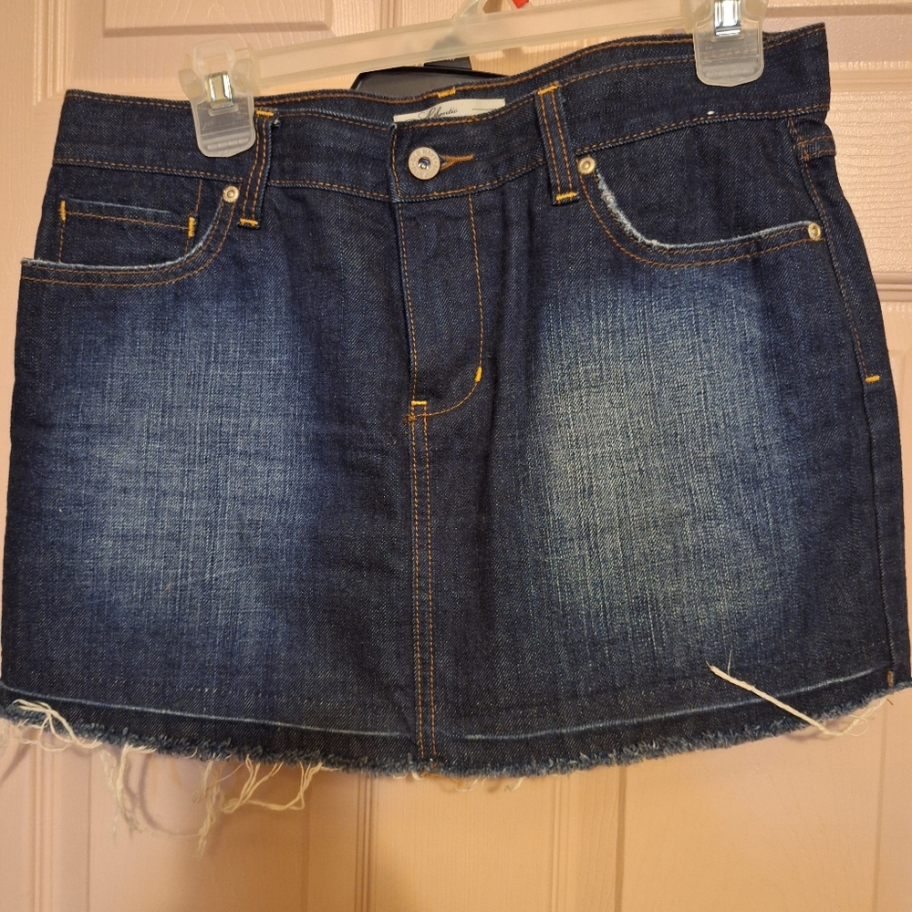 Chic Blue Denim Skirt with Frayed Hem
